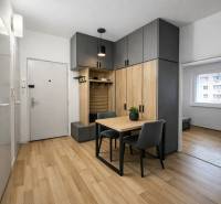 A háromszobás lakás előszobája fa dekor padlóval és beépített szekrényekkel.