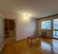 3 szobás lakás fa hatású padlóval, asztallal, erkélyajtókkal.