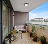 Erkély egy 2 szobás lakásban Rovinkában, a Slnečnicová utcában kényelmes ülőhelyekkel és növényekkel.