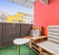 Erkély raklapbútorral és asztallal, színes épületek Vráble-ben, 2 szobás lakás.