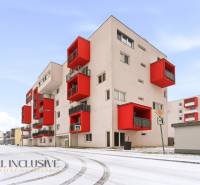 A vörös erkélyes lakóház külső része Vráble városában, ideális egy kétszobás lakás számára.