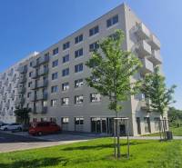 Lakóházak erkélyekkel, fák és parkoló autók az Ivanská úton, Pozsony - Ružinov.