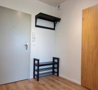 Előszoba fogassal a kétszobás lakásban. Fa dekor padló.