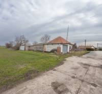 Régebbi ház a Jatov utcában, Jatovban, szomszédos telekkel, amely lakhatásra alkalmas.