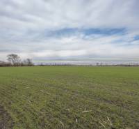 Lakóterületek Jatovban, a Jatov utcában, kiterjedt zöld mezővel és felhőkkel.