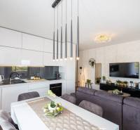 Nyaraló apartman elegáns konyhával, étkezőasztallal és kényelmes ülősarokkal.