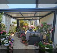 Kert pihenőhellyel és növényekkel a Zaton utcai üdülő apartmannál Ninben.