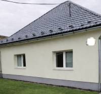 Családi ház Bernolákovón, a Trnavská utcában, ferde tetővel és kerttel.