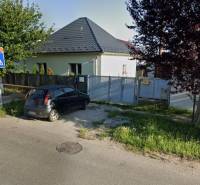 Családi ház a Bernolákovo-i Trnavská utcában, kapu előtt parkoló autóval.