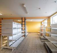 Belső tér polcokkal, raktárak és csarnokok, fa dekoros padló.