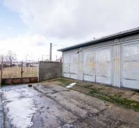 Kapú és fémraktár betonalappal a Šenkvice-i Nádražná utcában.