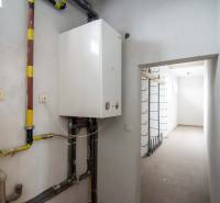 Belső tér készülékkel és csövekkel a raktárak és csarnokok területén.