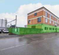 Épület a Nádražná utcában, Szencfalu, raktáraként és csarnokként szolgál.