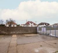 Nádražná utca külső része Szentkirályon, raktárak és csarnokok mellett acélkapuval.