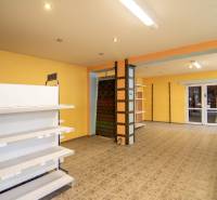 Belső raktárak és csarnokok polcokkal és ajtókkal, dekoratív padlóval.