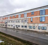 Épület a Nádražná utcában, Szentkirályon, raktárak és csarnokok számára.