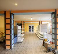 A raktár belső tere polcokkal és virágmintával a falon, raktárak és csarnokok.