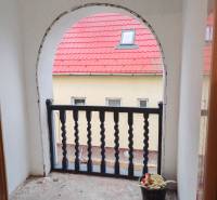 Családi ház piros tetős erkéllyel, Vizsoly.