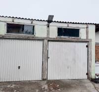 Garázs két redőnykapuval és napelemmel egy családi ház mellett Vizsolyban.