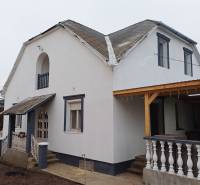 Vizsolyi családi ház világos homlokzattal és ferde tetővel.