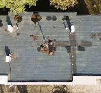 A Michalóci Hviezdoslav utcai épület lapostetője antennával és módosításokkal.