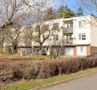 Az épület a Hviezdoslav utca Michalovce, fákkal és bokrokkal körülvéve.