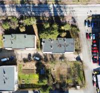 Légifelvétel a michalovcei Hviezdoslav utcáról parkolóval és épületekkel.