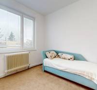 Szoba világos kanapéval, nagy ablakkal és radiátorral egy 4 szobás lakásban.