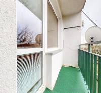 Erkély egy 4 szobás lakásból kilátással a Hviezdoslavova utcára Michalovcében.