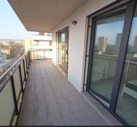 A háromszobás lakás erkélye kilátással a kassai Alvinczy utcára, Óváros városrész.