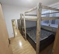 Kétszobás lakásban lévő fa emeletes ágy fa dekoros padlóval.