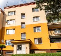 Többszínű homlokzattal és erkélyekkel rendelkező lakóház az Ólubló-i Körúton.