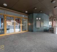 Belépés az irodákba Poprádon üvegajtókkal és lépcsőházzal.