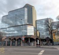 Üvegfalú irodaépület Poprádon, minimalista dizájnnal és városi környezettel.