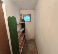 špajza pri letnej kuchyni