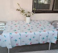 A felsőszeli családi ház terasza két fém székkel és egy asztallal, terítővel.