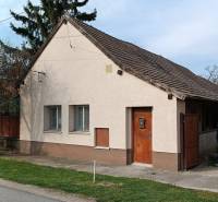 Családi ház Felsőszelibán fehér homlokzattal és ferde tetővel.