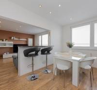 Konyha és nappali tér egy 4 szobás lakásban fa dekor padlóval.