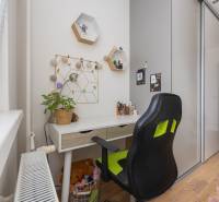 Dolgozósarok íróasztallal és székkel egy 4 szobás lakásban, fa dekorációjú padlóval.