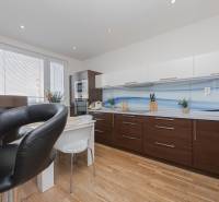 Konyha egy 4 szobás lakásban, fa padlóval, modern berendezéssel.