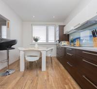 Konyha egy 4 szobás lakásban, fa dekoros padlóval és stílusos bútorokkal.