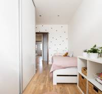 Gyerekszoba egy négy szobás lakásban, fa dekoros padlóval és finom dekorációkkal.