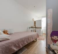 Gyerekszoba érdekes dekorációval, ággyal és fa dekoros padlóval egy 4 szobás lakásban.