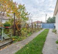 Családi ház kertje Nagydobronyban zölddel és kinti ülőhellyel.