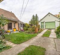 Nagyudvarnokban családi ház udvarai zöldterülettel és gazdasági épületekkel.