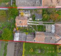 Családi ház és kert madártávlatból Nagydobronyban.