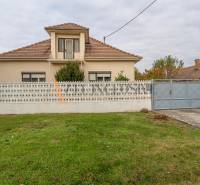 Családi ház Nagydobronyban kerítéssel és gondozott kerttel.