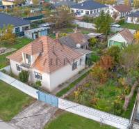 Családi ház Nagydobronyban rendezett kerttel és környező zöldterülettel.