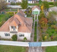 Családi ház Nagydobronyban előkerttel és bekötőúttal.