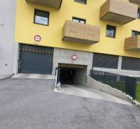 Lakóház a Hviezdoslav utca Poprádon, garázsbejárattal és erkélyekkel.